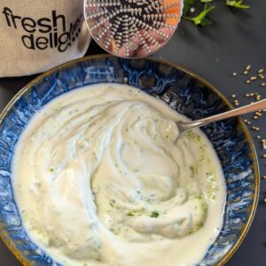 Leichter Kräuterdip frisch angerührt in einer Schüssel