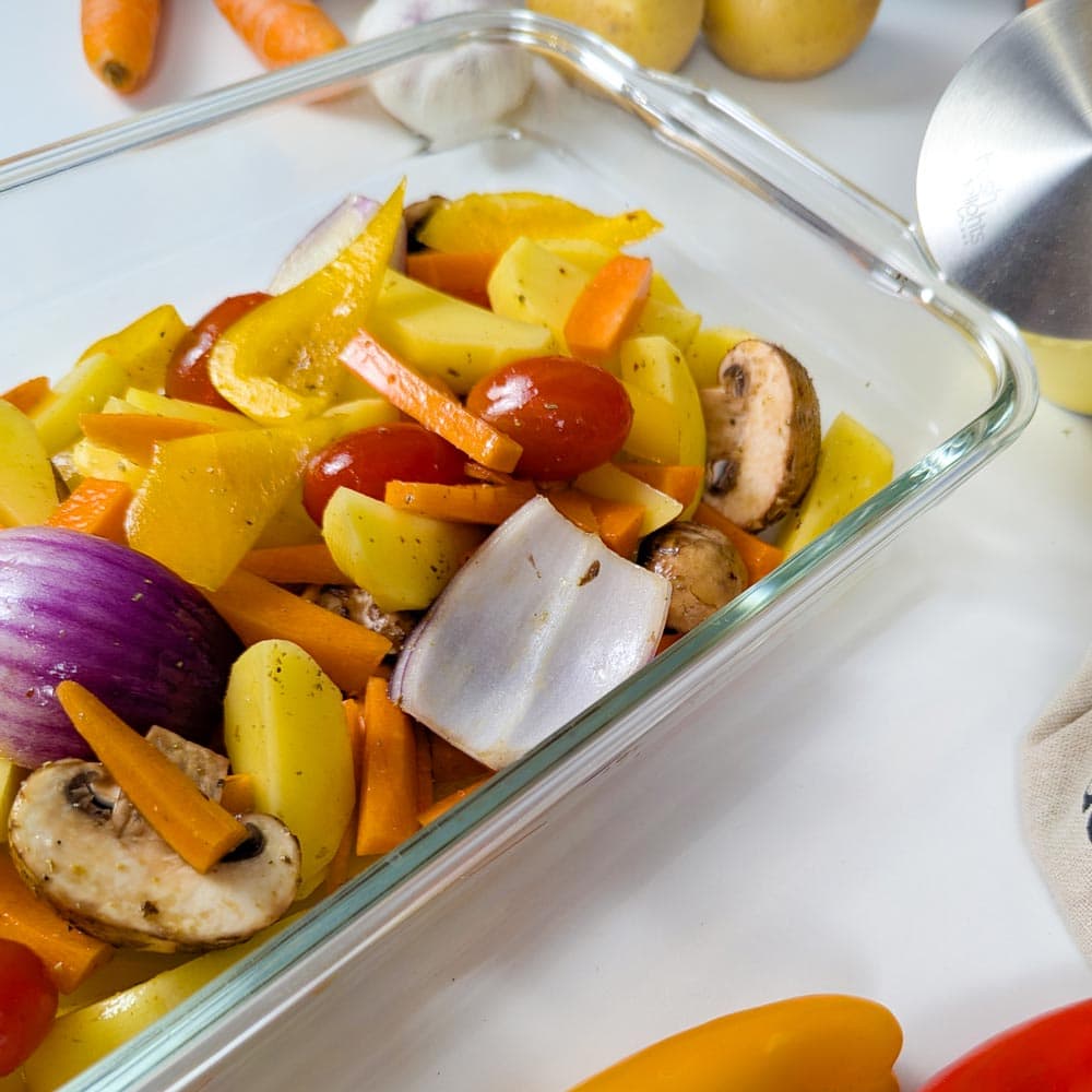 Frisch aus dem Ofen: Spicy Ofenkartoffeln und -Gemüse in einer Auflaufform
